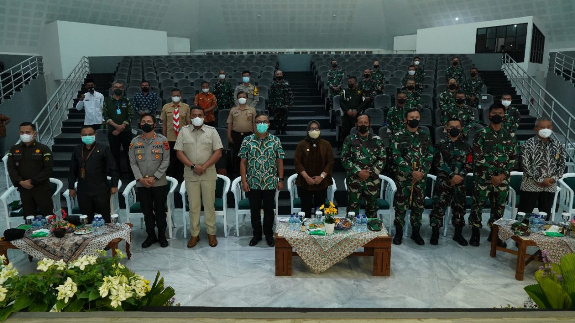 Danrem 061/Sk Berikan Bantuan Sembako Pada Penutupan TMMD KE – 112 Wilayah Kodim 0621/Kab Bogor