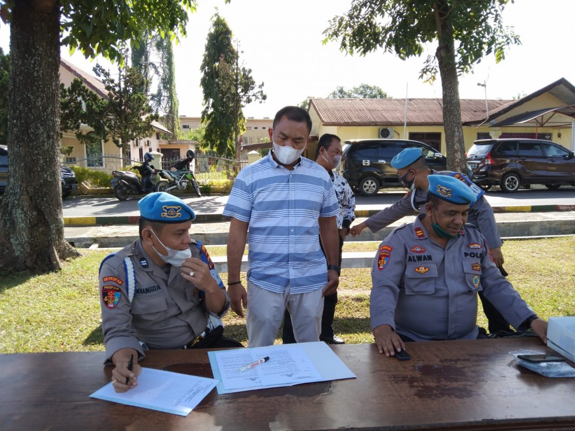 Personel Polres Simalungun Mendadak Di Tes Urine, Kapolres bersama Wakapolres Memberikan Contoh Ikut Test Urine