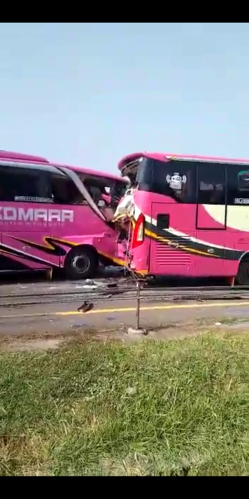 Akibat Kurang Jaga Jarak,Bus KOMARA Tabrakan Beruntun Di Tol Merak