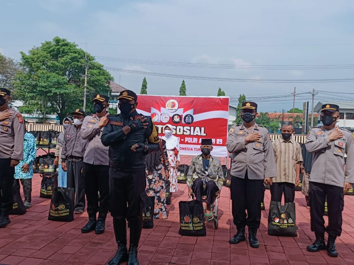 Alumni AKABRI 89 Berikan Bantuan Sosial Kepada Lansia Di Wilayah Sumedang Dimasa PPKM