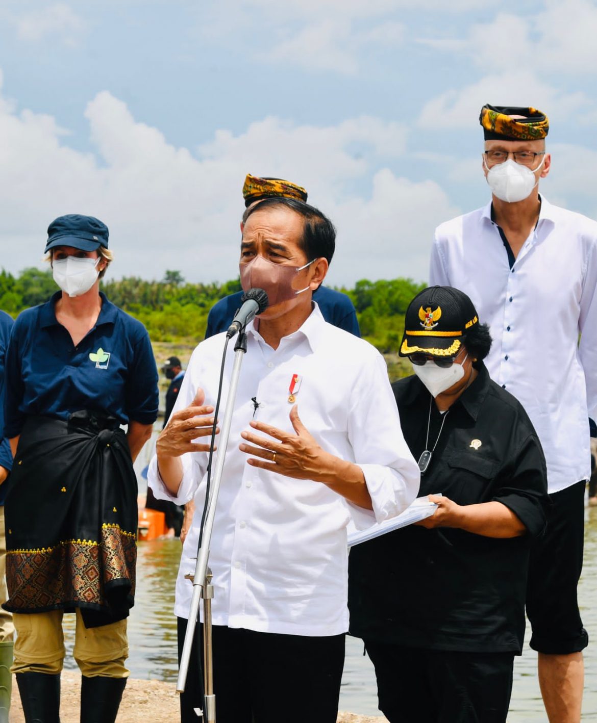 Presiden Jokowi Tanam Mangrove Bersama Dubes dan Masyarakat di Tana Tidung
