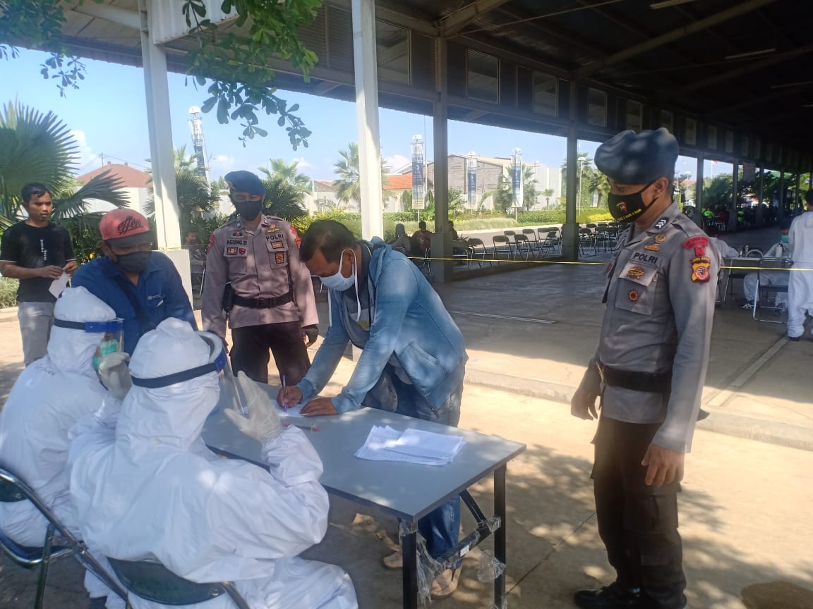 Sat Brimob Polda Jabar Pantau Prokes Pada Pelaksanaan Vaksin Massal Dimasa PPKM