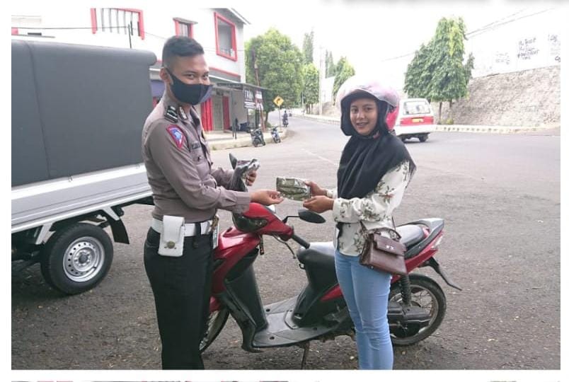 Sat Lalin Polres Ciamis Polda Jabar Lakukan Sosialisai Secara Mobile dan Stasioner Mengenai Penerapan PPKM Level 3