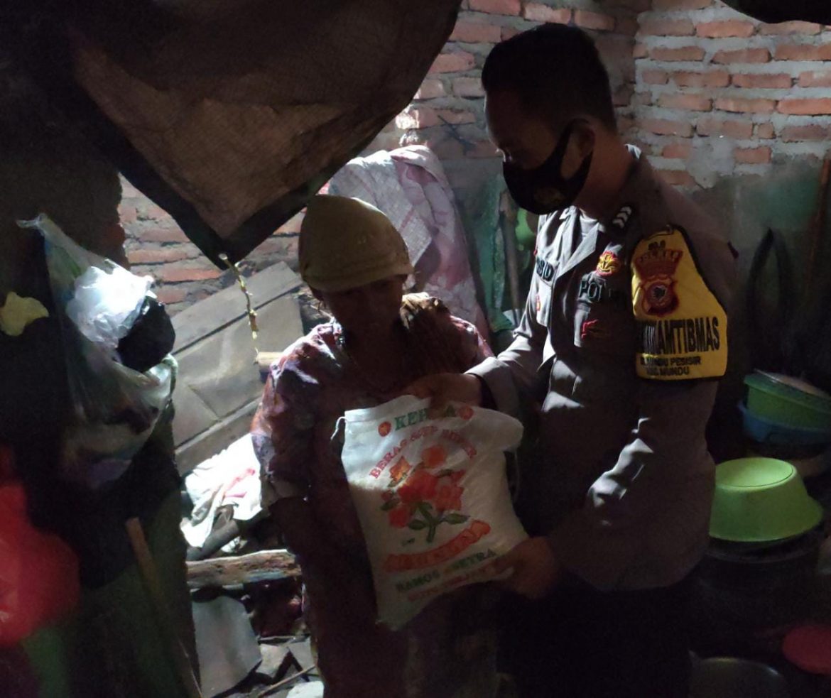 Polisi Monitor Giat Maulid Nabi Muhammad SAW Sambil Bagikan Bansos