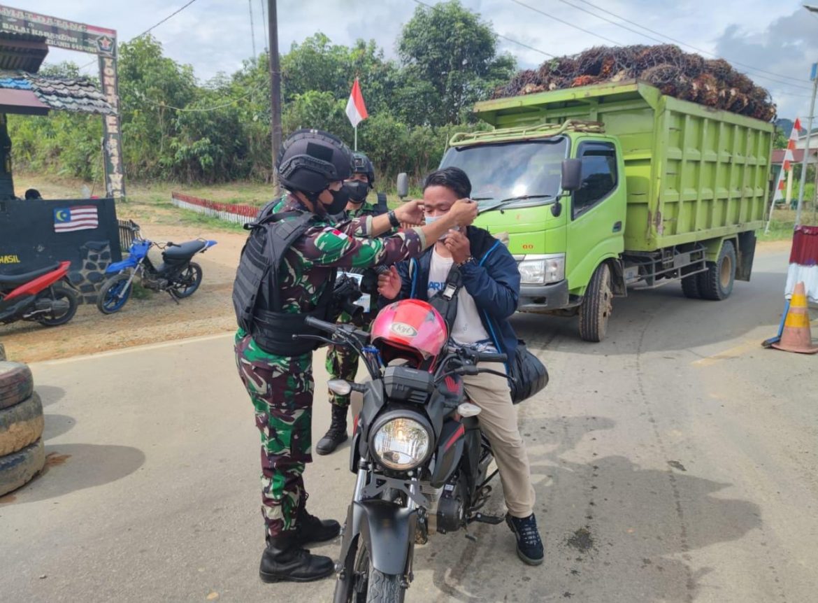 Cegah Penyebaran Covid-19, Satgas Pamtas Yonif Mekanis 643/Wns Himbau Dan Bagi Masker Kepada Pengguna Jalan Di Perbatasan