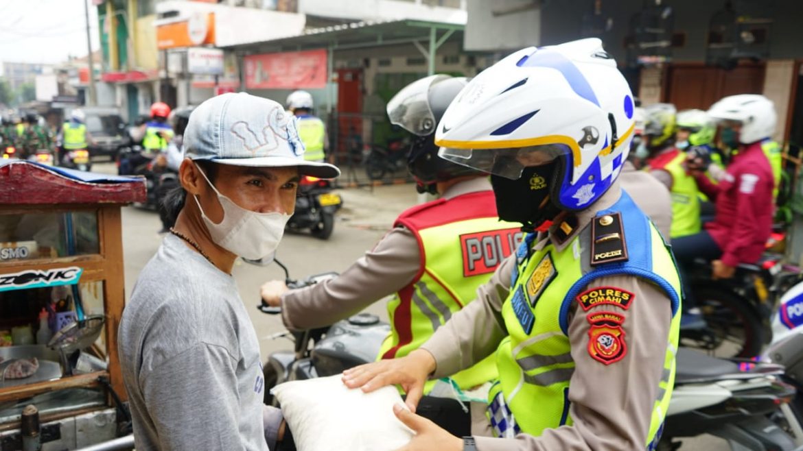 Sinergitas TNI POLRI Terlihat Ketika Memberikan Bansos