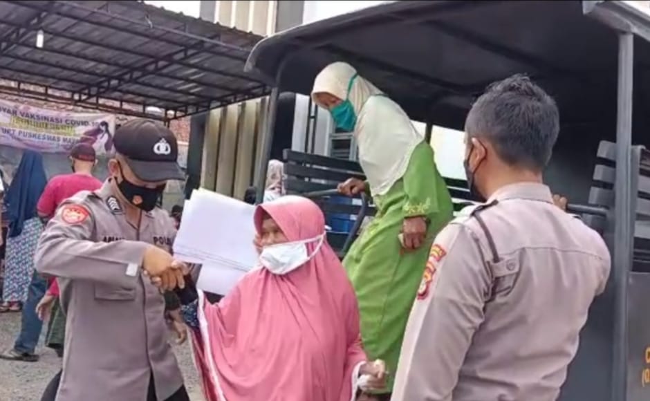 Door To Door Polisi Antar Jemput Lansia Ikuti Vaksinasi Di Puskesmas Maja