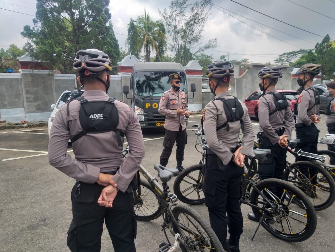 Satsamapta Polres Ciamis Patroli dengan Bersepeda Pengawasan Penerapan PPKM Level 3 di Tempat Keramaian