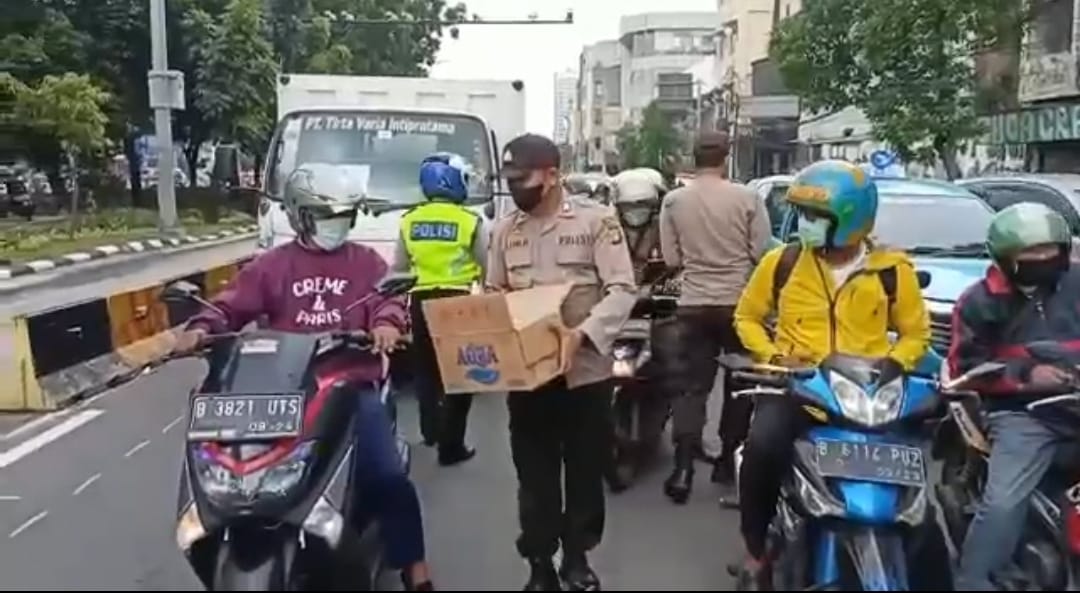 Personel Polsek Metro Tamansari Polres Metro Jakarta Barat Turun Ke jalanan Dan Terus Melakukan Upaya Pencegahan Penularan Virus Covid-19