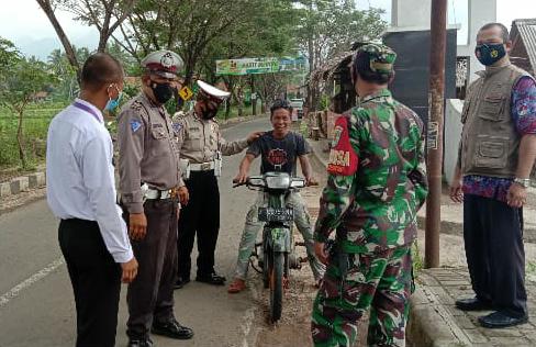 Operasi Yustisi Gabungan TNI-Polri dan Instansi Pemerintah dalam Menegakan Disiplin Penerapan PPKM Level 3 di Wilayah Hukum Polsek Cikoneng