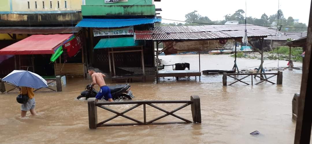 Tingginya Curah Hujan Kapolres Melawi AKBP Sigit Eliyanto Nurharjanto S.I.K., Himbau kepada Warga Melawi untuk Waspada Banjir dan Longsor