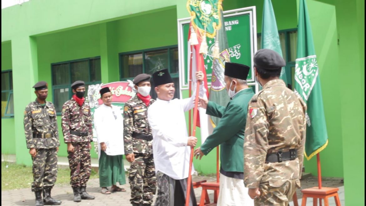 Ketua PCNU Ciamis KH. Arief Ismail khowas Rayakan Hari Santri Menyerahkan Bendera dan Panji NU kepada Peserta Kirab Resolusi Jihad