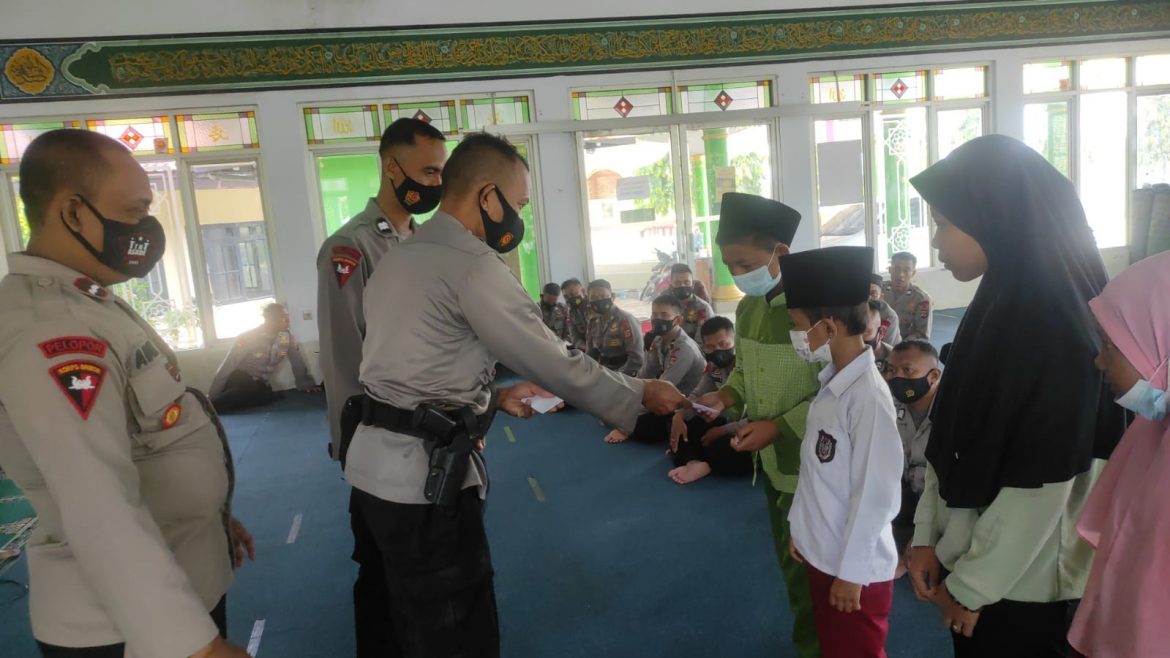 Peringati Maulid Nabi Muhammad SAW,Sat Brimob Polda Jabar Bagikan Bansos Kepada Anak Yatim