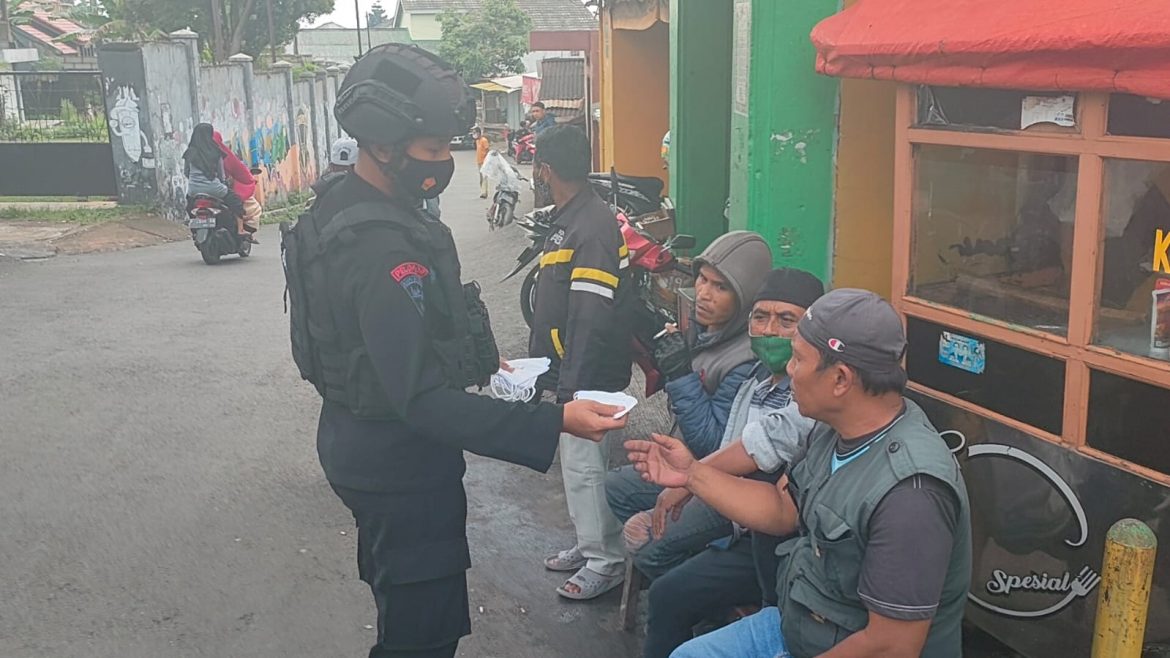 Tekan Penyebaran Covid-19, Sat Brimob Polda Jabar Bagikan Masker Gratis Kepada Warga Cipanas Dimasa PPKM