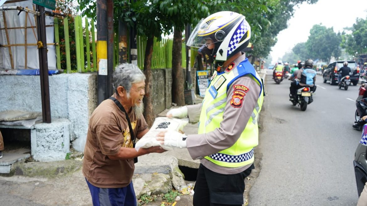Terus Bergerak, Polisi Dan TNI Di Cimahi Gunakan Motor Bagikan Bansos Sembako
