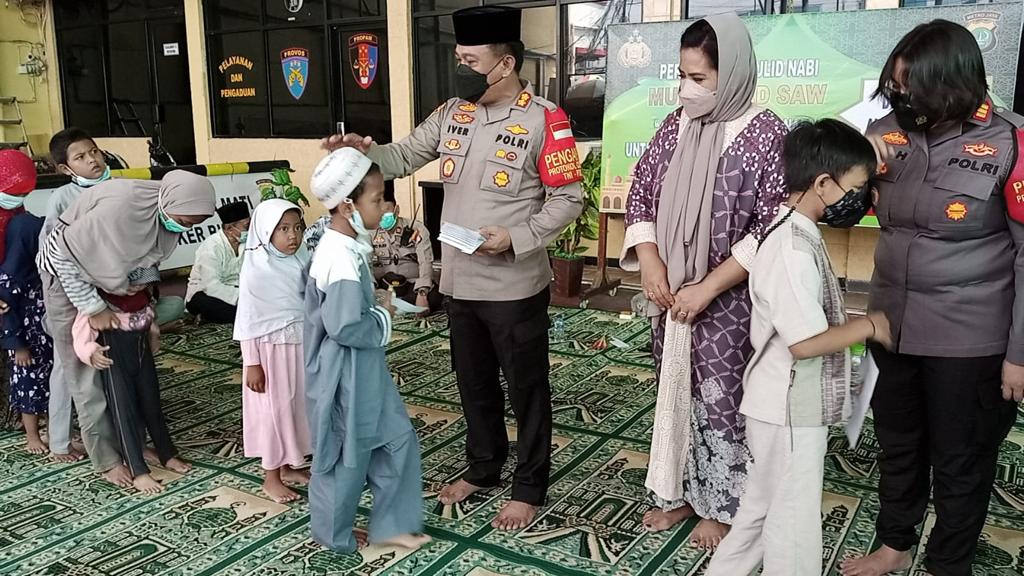 Polsek Metro Taman Sari Jakarta Barat Memperingati Maulid Nabi Muhammad SAW Dengan Memberikan Santunan Anak Yatim