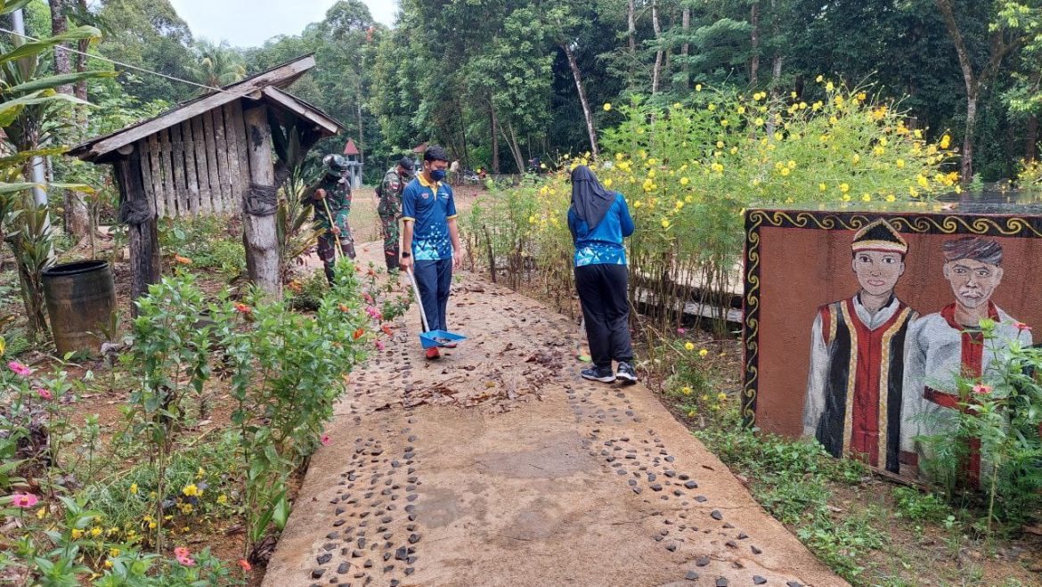Satgas Pamtas Yonif Mekanis 643/Wns Karya Bakti di Kampung Budaya Bung Kupuak, Daerah Perkampungan Tua Dayak Bidayuh di Perbatasan