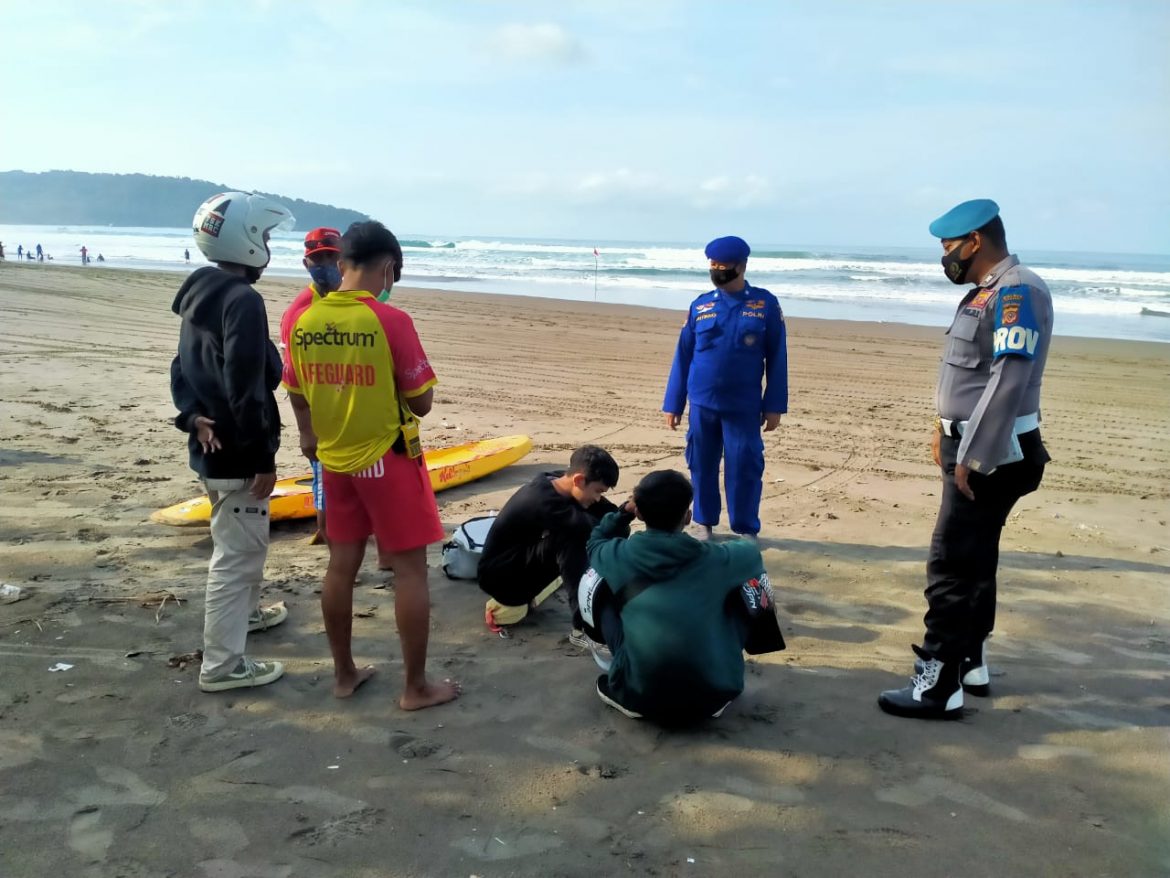Kamtibmas di Kawasan Obyek Wisata Pantai Batu Hiu, Polsek Parigi Polres Ciamis Membuat Wisatawan Nyaman Saat Berlibur