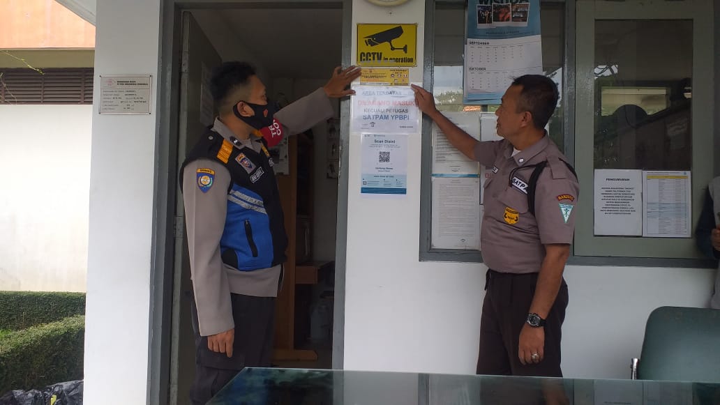 Bhabinkamtibmas Polsek Sukasari Polrestabes Bandung Giat Sambang Dan Penempelan Stiker Pelayanan Polri