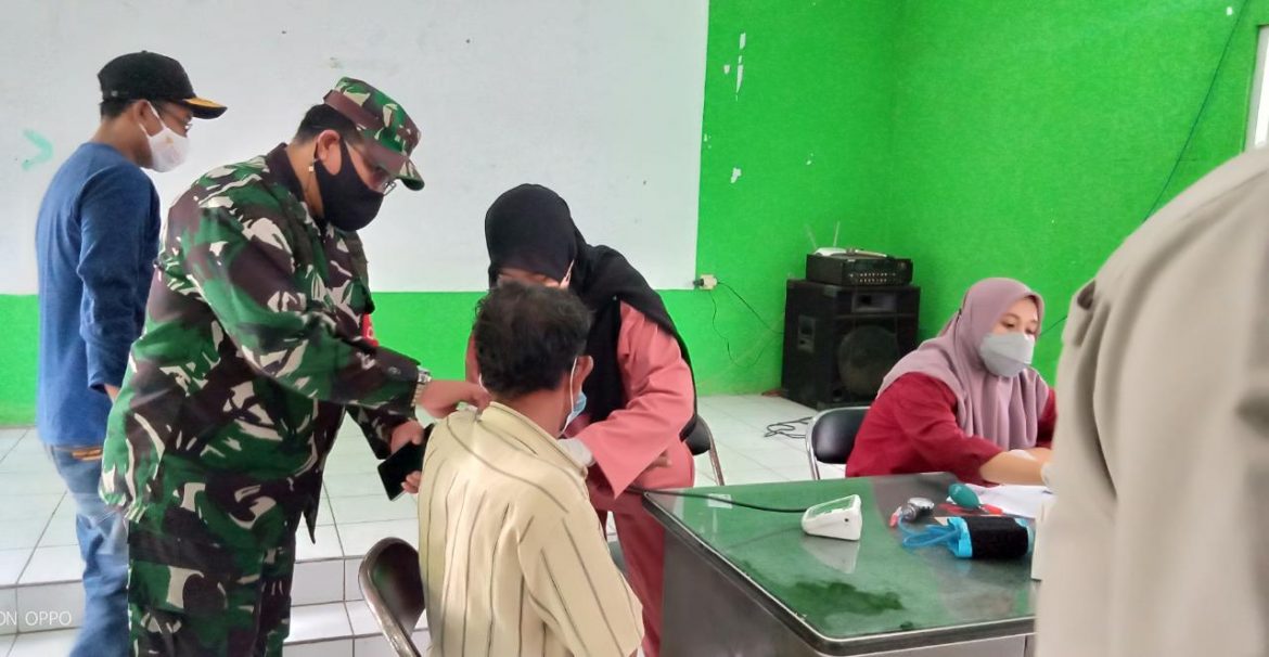 Dukung Percepatan Vaksinasi Covid-19, Babinsa Dampingi Warga