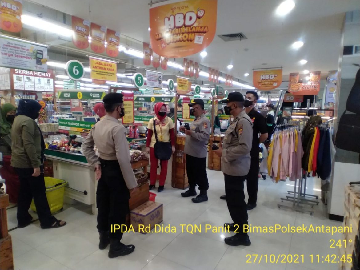 Cegah Penyebaran Covid 19 Di Supermarket Polsek Antapani Laksanakan Pengecekan Prokes