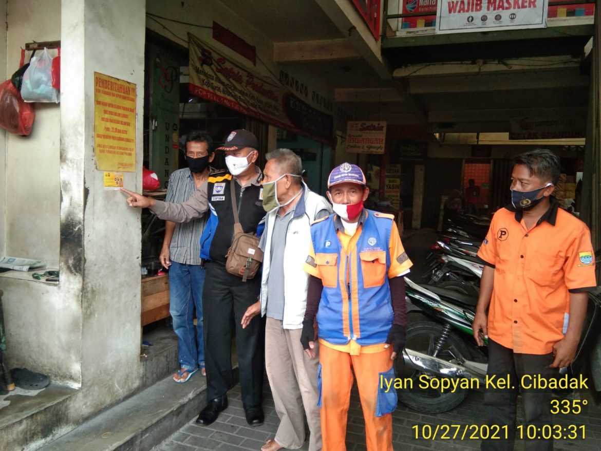 Pastikan Prokes Tetap Berjalan, Bhabinkamtibmas Kel.Cibadak Polsek Astanaanyar Sambang Lokasi Pusat Percetakan Pagarsih