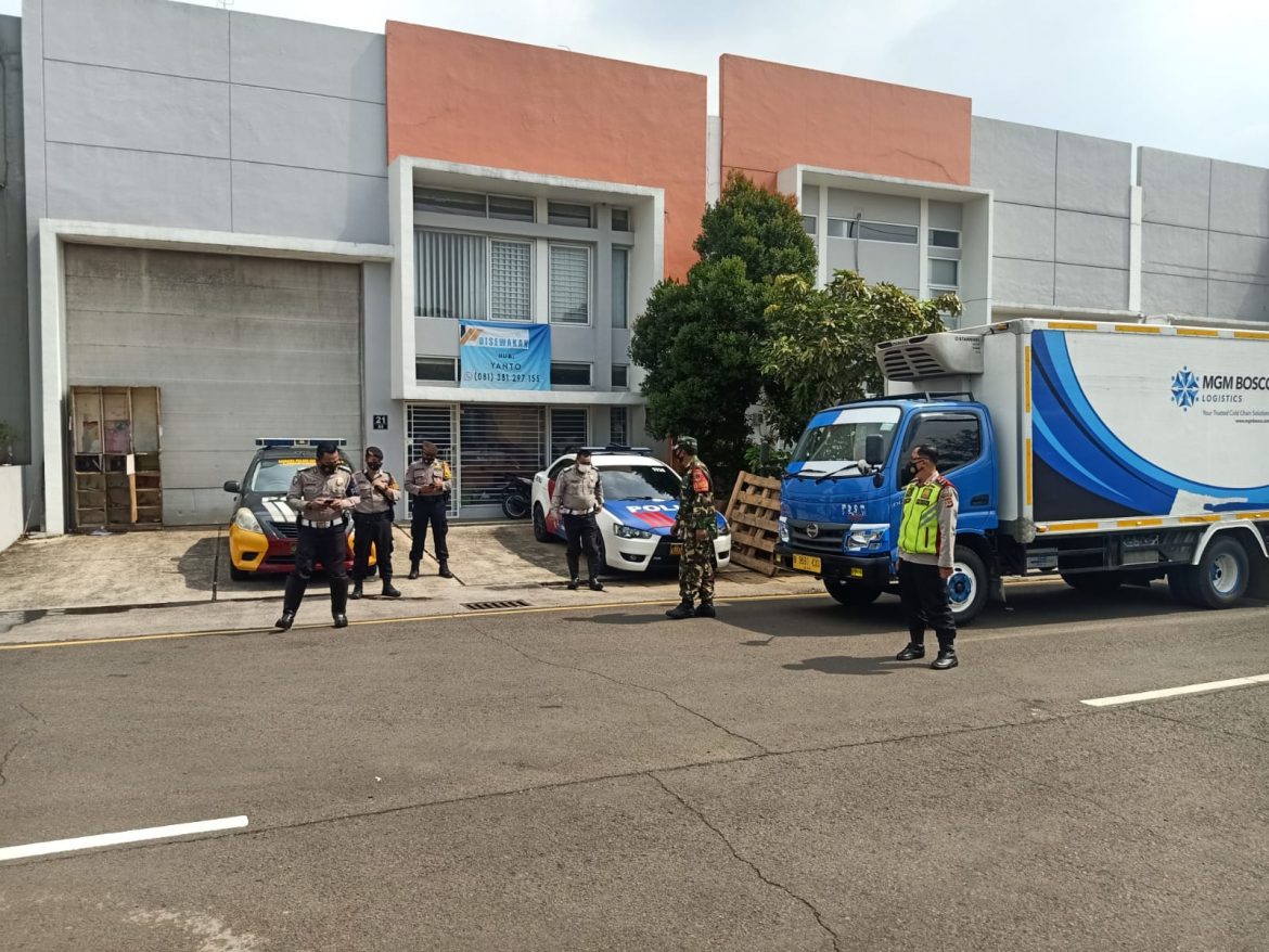 Anggota Polsek Bojongloa Kidul Giat Pengamanan Pendistribusian Vaksin Covid-19