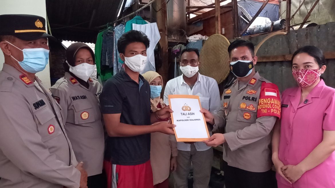 Jajaran Polsek Kalideres Jakarta Barat Memberikan Bantuan Kepada Keluarga korban Yang Terkena Musibah Bangunan Runtuh