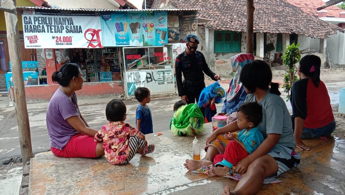 Sat Brimob Polda Jabar Rutin Sosialisasikan Prokes Kepada Warga Sekitar Cirebon Dan Bagi Bagi Masker