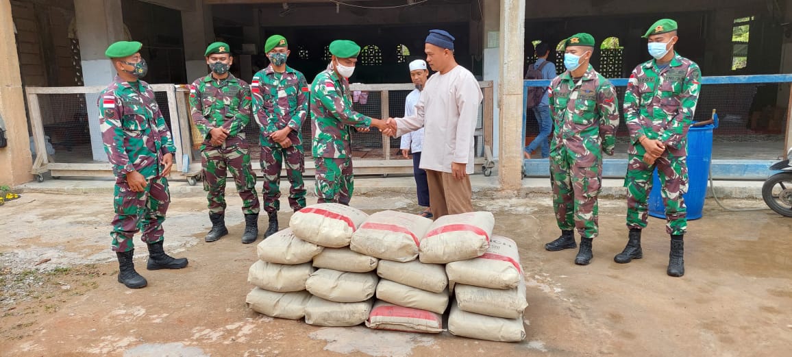 Menyambut Hari Sumpah Pemuda, Satgas Pamtas Yonif Mekanis 643/Wns Berikan Bantuan Bahan Bangunan Untuk Pembangunan Masjid di Perbatasan