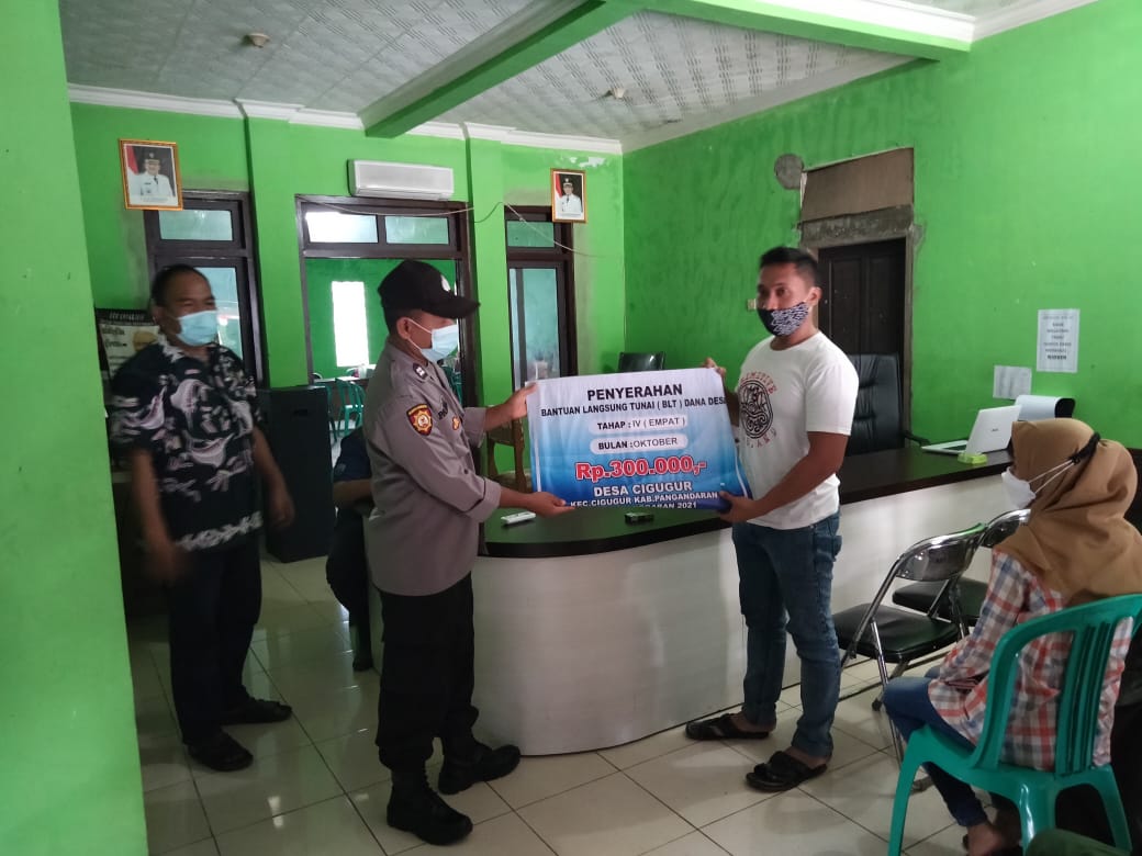 Polsek Cigugur Polres Ciamis Monitoring Penyaluran BLT kepada Warga Terdampak Covid-19 di Desa Cigugur
