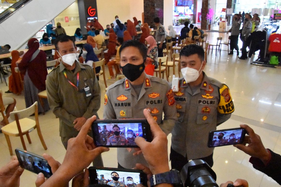 Gerai Vaksinasi Polres Bogor Bersama Indonesia Pasti Bisa Di Metropolitan Mall Cileungsi di Serbu Warga