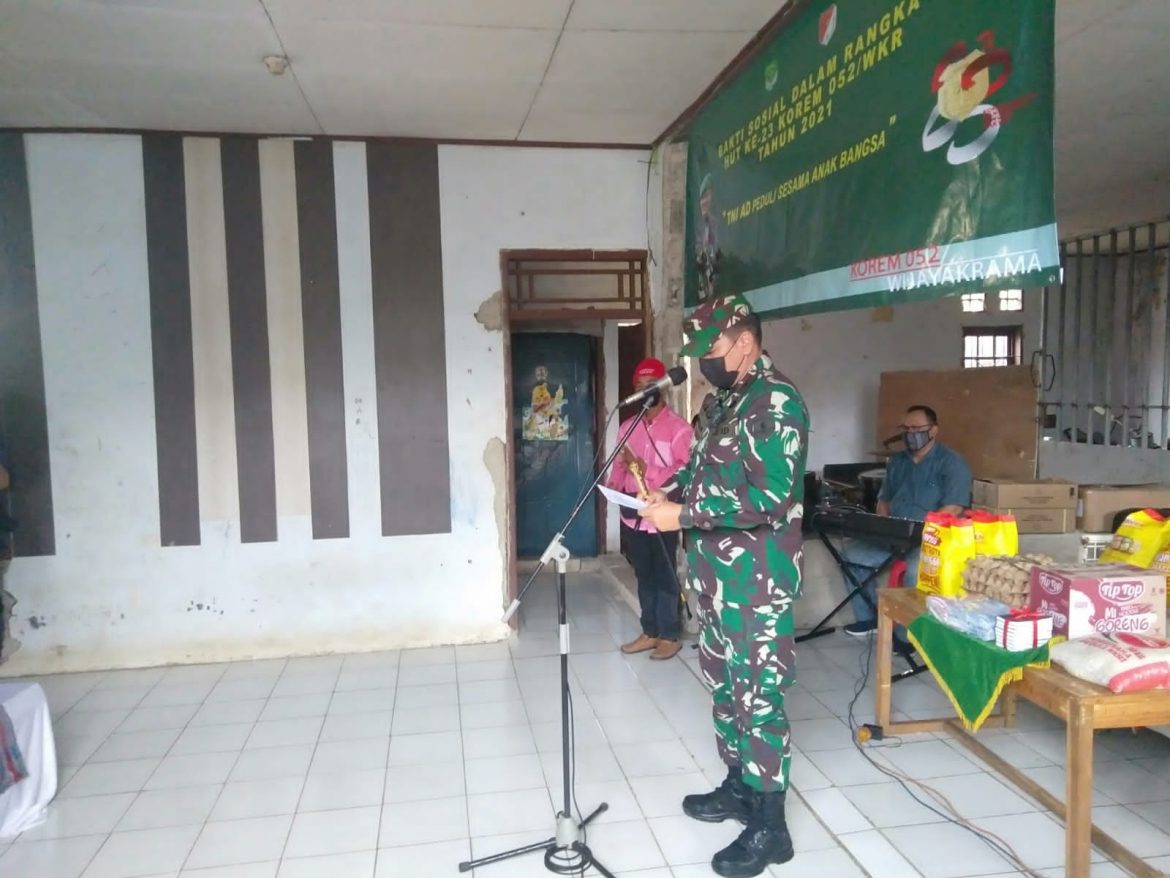 Danrem 052/Wkr Brigjen TNI Rano Maxim Adolf Tilar, S.E. Bersama Rombongan Laksanakan Kegiatan Bhakti Sosial kepada Pasien Rehabilitasi