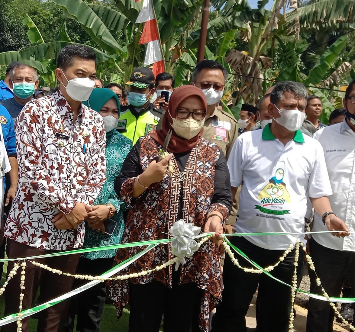 Kunjungan Kerja Bupati Bogor Hj. Ade Yasin Resmikan Infrastruktur Betonisasi Jalan Desa Program Samisade  di Desa Dayeuh Kecamatan Cileungsi