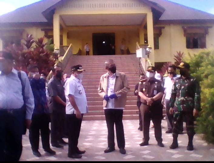 Menteri Sosial RI Tri Rismaharini Kunjungi Masyarakat Kabupaten Sekadau Dalam Rangka Penyaluran Bantuan Kepada Warga Terdampak Banjir.