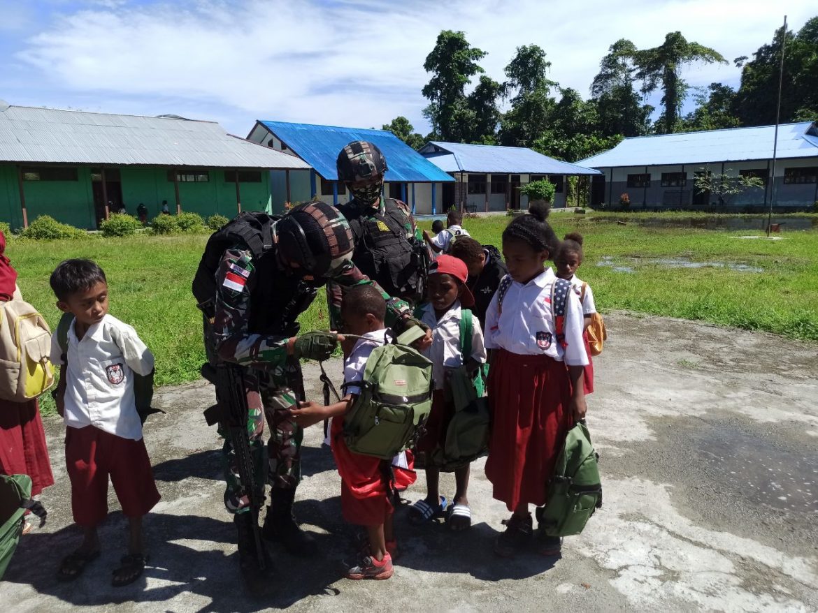 TNI Mengajar dan Bagikan Perlengkapan Sekolah di Perbatasan Papua