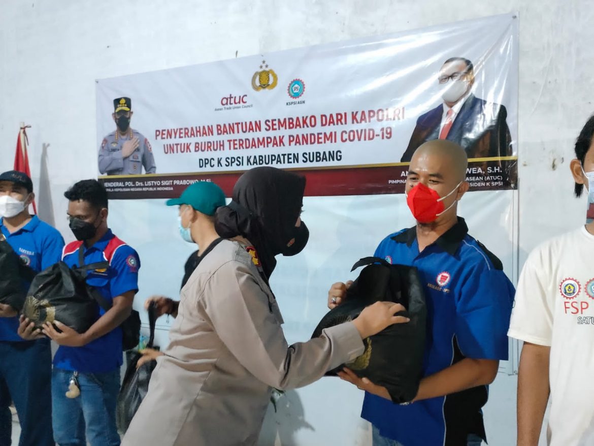 Polri Serahkan Bansos Untuk Buruh Terdampak Covid-19 DPC K-SPSI Subang