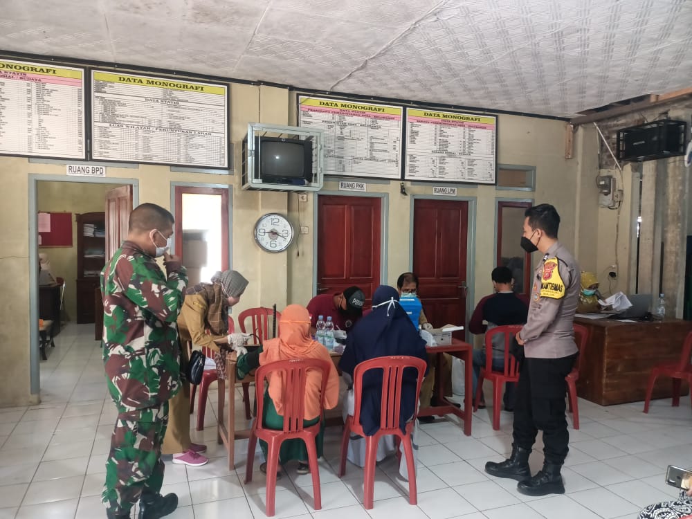 Sinergitas TNI-POLRI,Pantau Giat Vaksinasi Desa Binaan