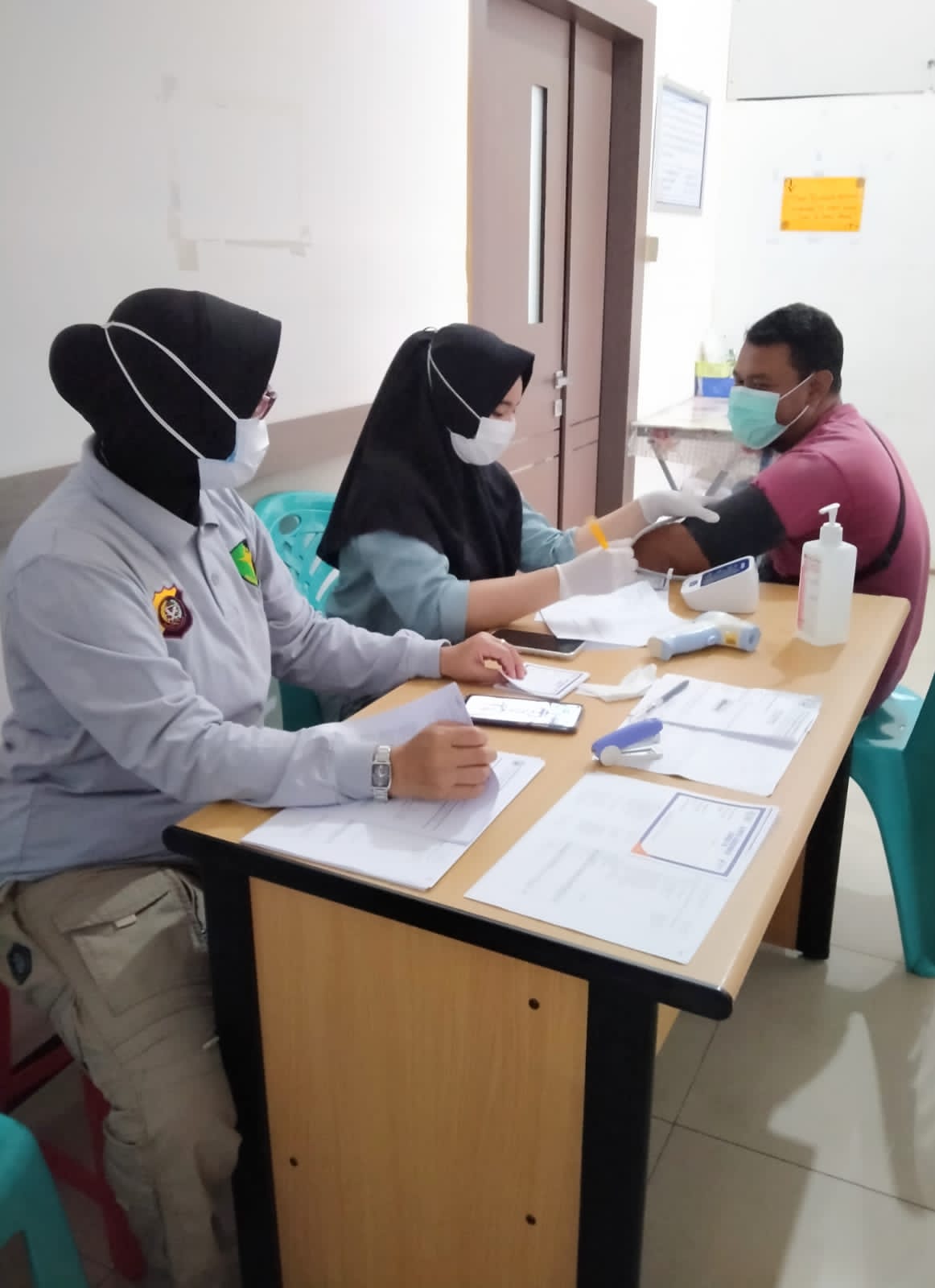 Biddokkes Polda Kalbar Laksanakan Vaksinasi Massal di Wilayah Kota Pontianak dan Kubu Raya