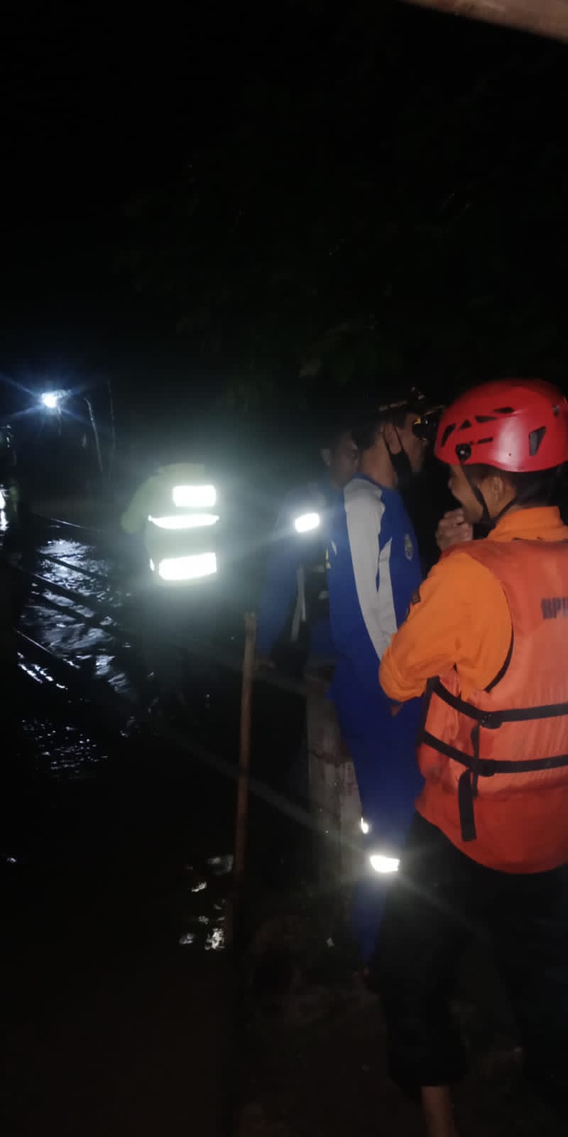 Polsek Banjarsari Bersama BPBD, Tagana dan Relawan Melakukan Pemantauan Desa Banjarsari  Akibat Luapan Air Sungai
