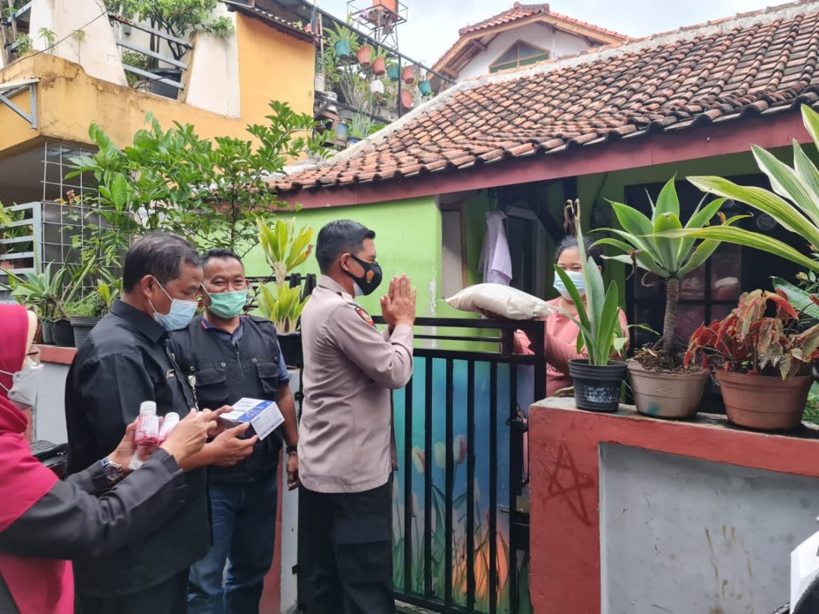 Peduli Dengan Warga Terdampak Covid 19 Polri Bersama Muspika Bagikan Bansos Sembako Ditengah PPKM