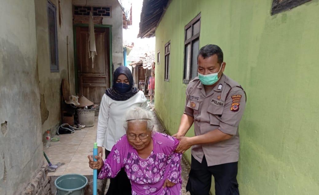 Sinergi Bhabinkamtibmas Bersama Petugas Nakes Ajak Warga Lansia Untuk Vaksinasi