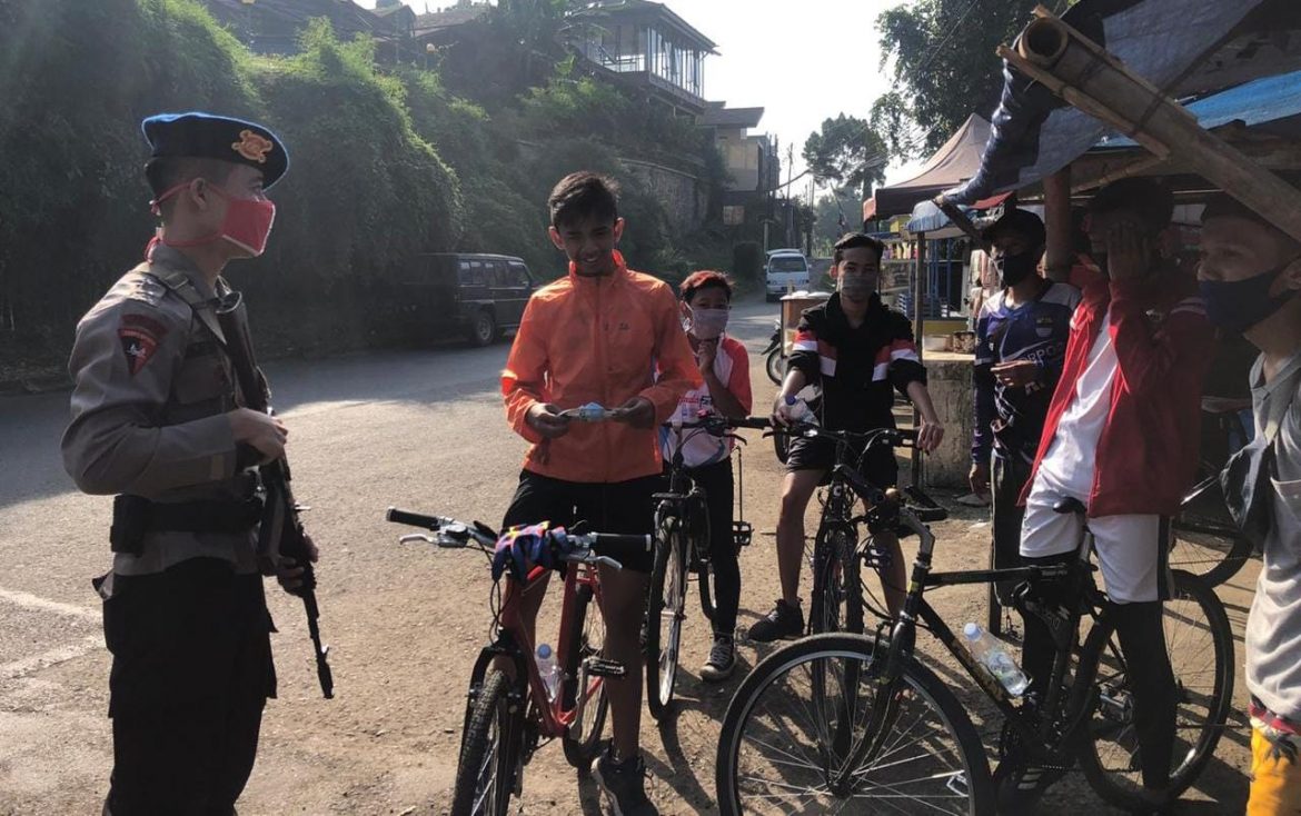 Sat Brimob Polda Jabar Berikan Pemahaman Pentingnya Masker Ditengah PPKM