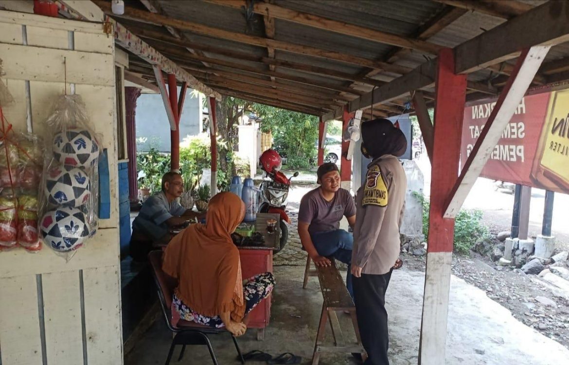 Sadarkan Masyarakat Pentingnya Prokes, Polwan Berikan Himbauan Prokes Dan Bagikan Masker