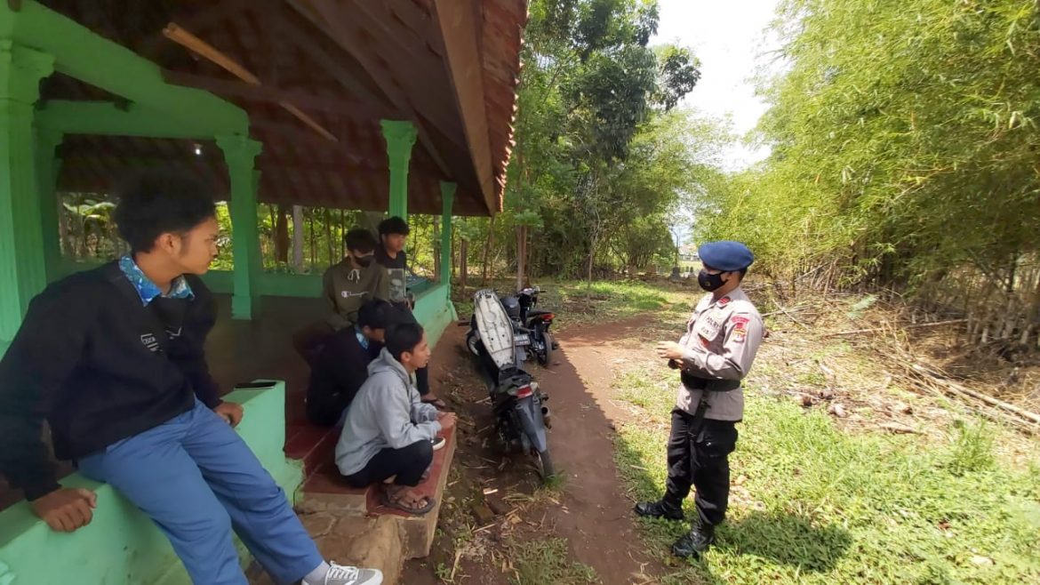 Tekan Angka Penularan Covid-19,Sat Brimob Polda Jabar Gencar Himbau Prokes Dan Bagikan Masker