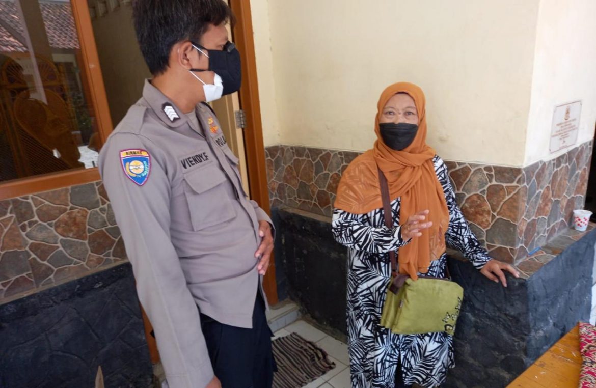 Polisi Bantu Antar Jemput Lansia Untuk Vaksin