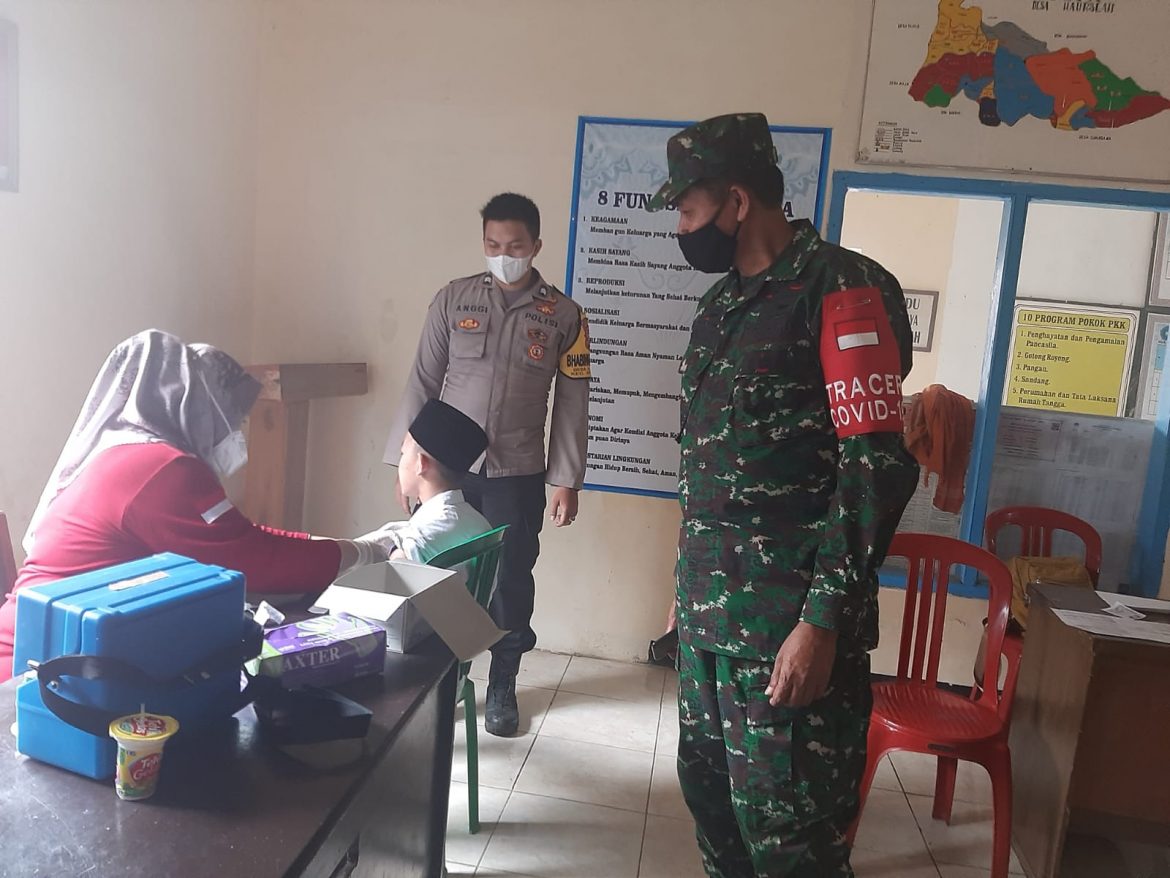 Berikan Rasa Aman, Polisi Dan Babinsa Majalengka Terus Pantau Kegiatan Vaksinasi
