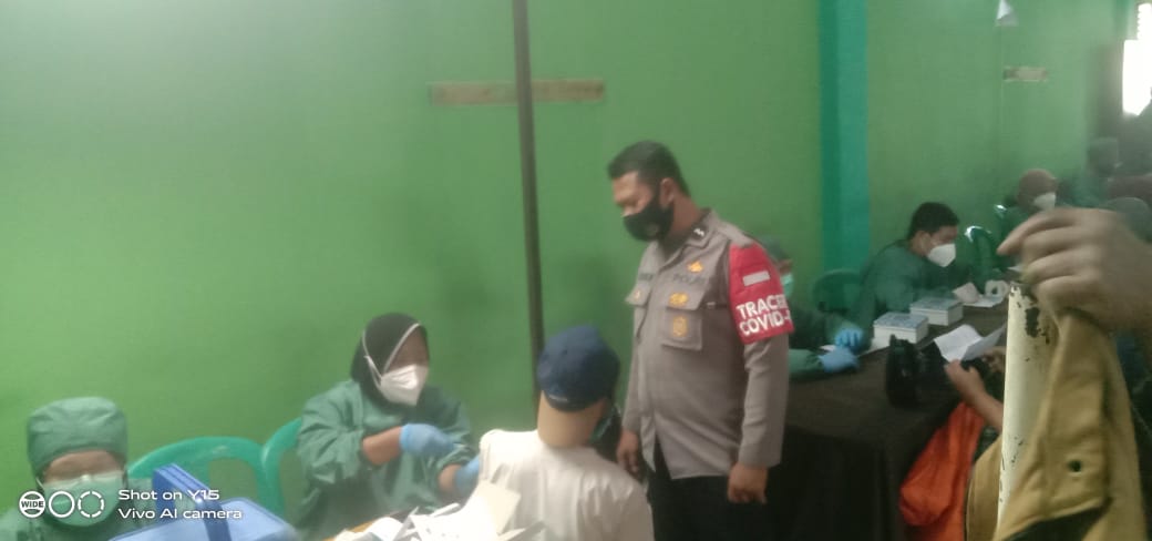 Polisi Pantau Vaksinasi Di GOR Desa Malakasari Ditengah PPKM