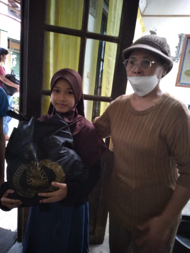 Gerakan Sedekah Jumat Berbagi 200 Nasi Kotak Dan Sembako Untuk Fakir Miskin Dan Anak Yatim