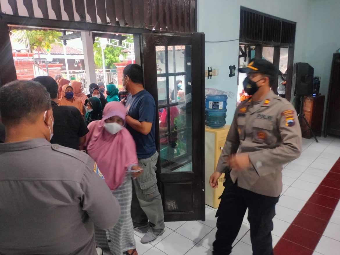 Kapolsek Cepiring Bersama Puskemas Cepiring Layani Vaksinasi Warga Hingga Larut Malam